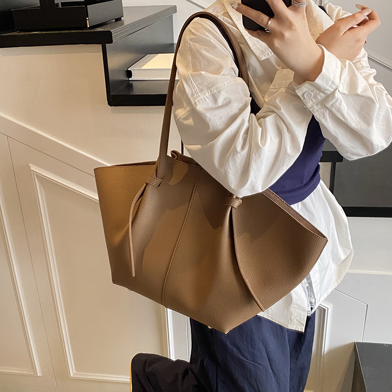 Branded Designer Shoulder Tote - Luxury Bags Trend 2025 のレビューと価格